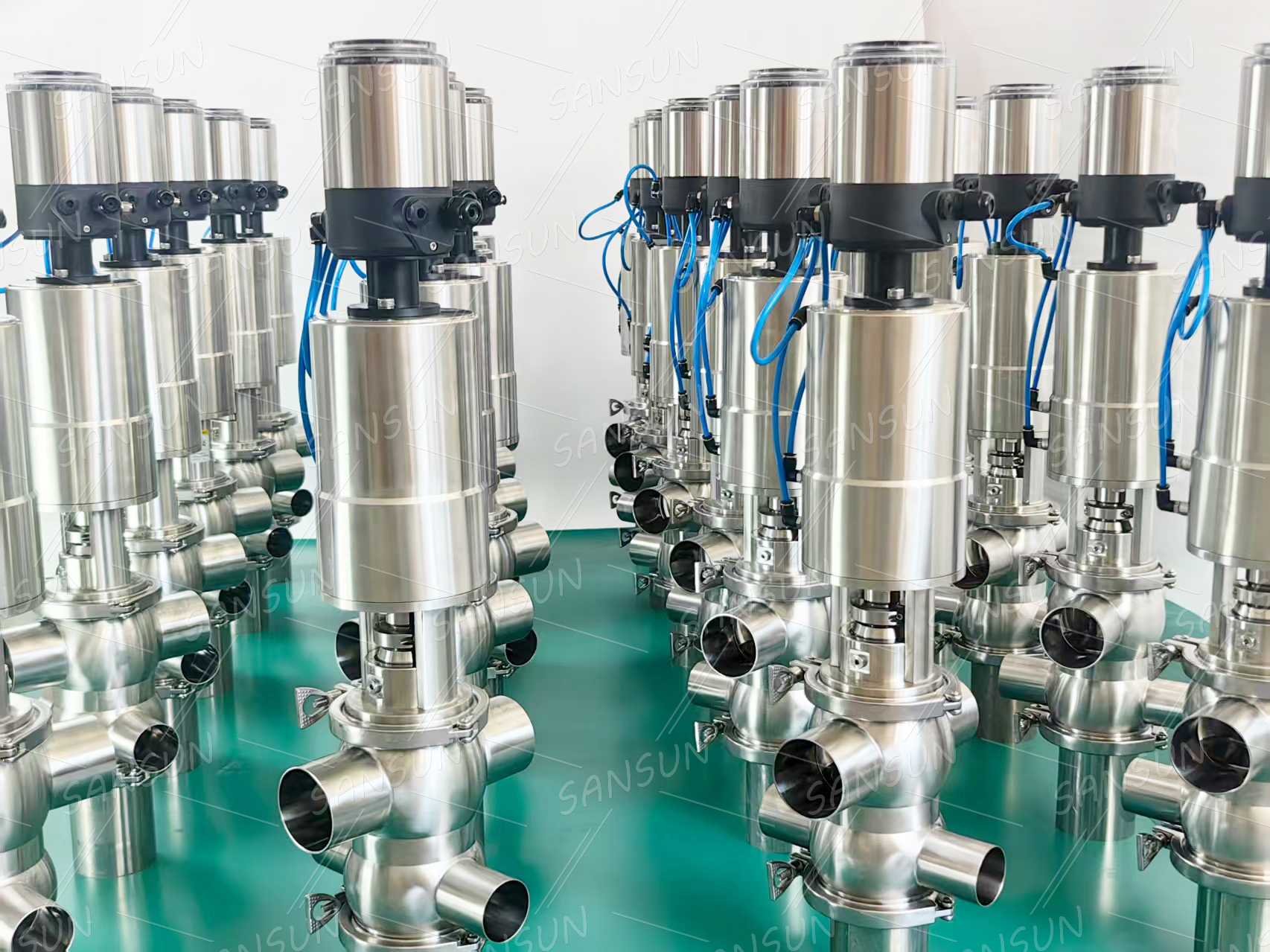 válvula de doble asiento （4）.